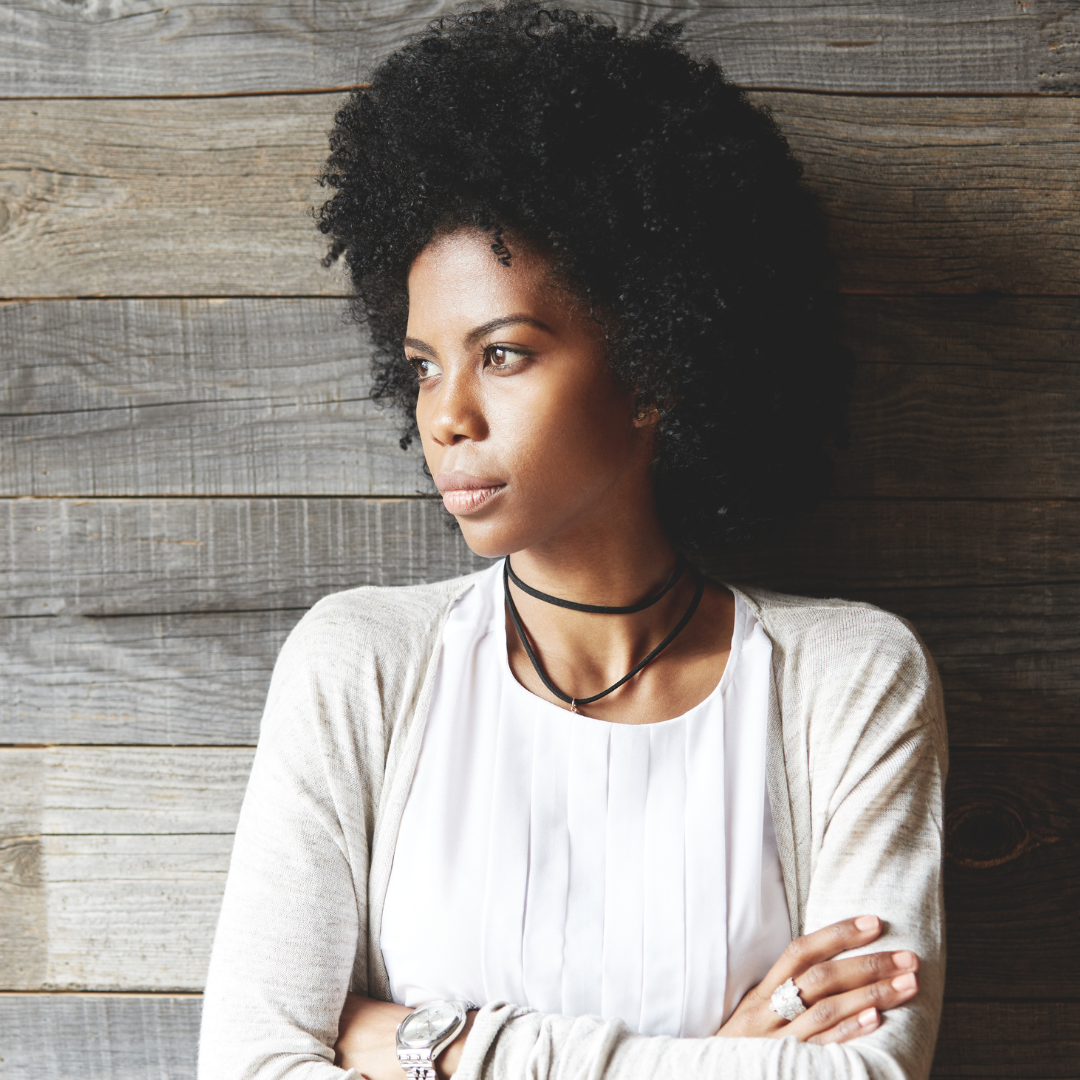 Home 8 mulher sofrendo racisimo