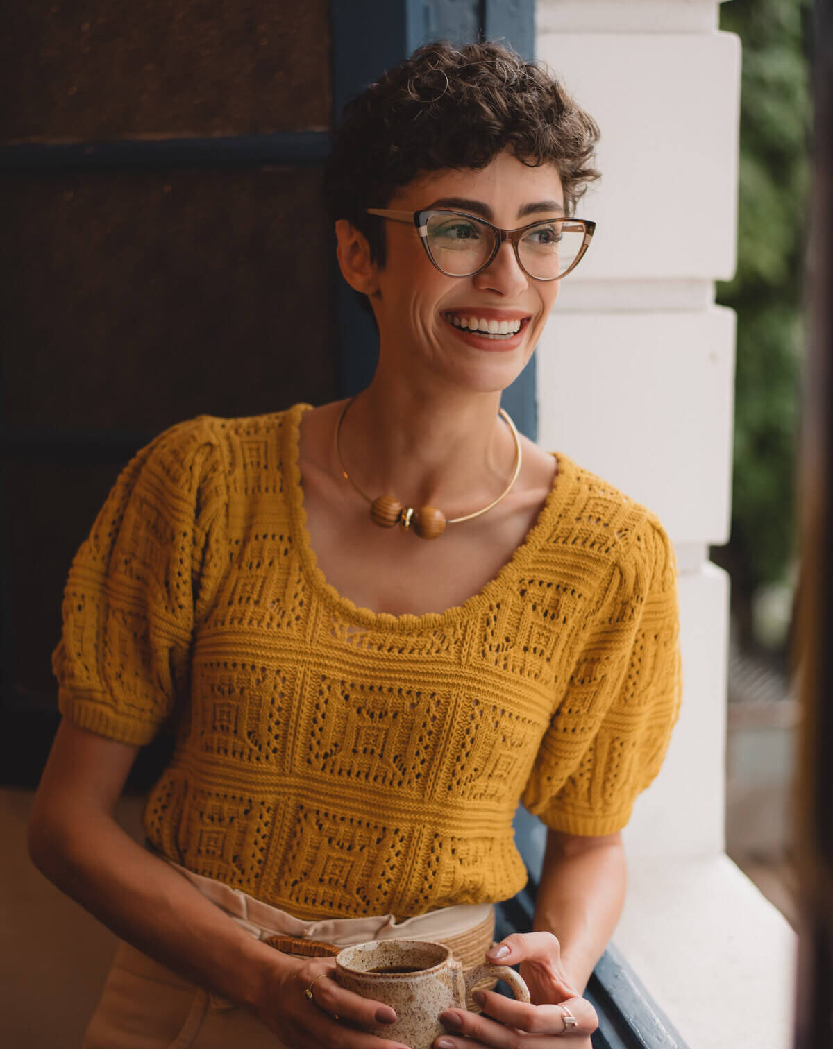 Home 13 Renata Psicóloga olhando para o lado com um olhar inspirador